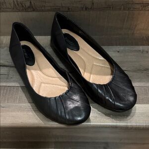Earth Black Leather Pleated Ballet Flats